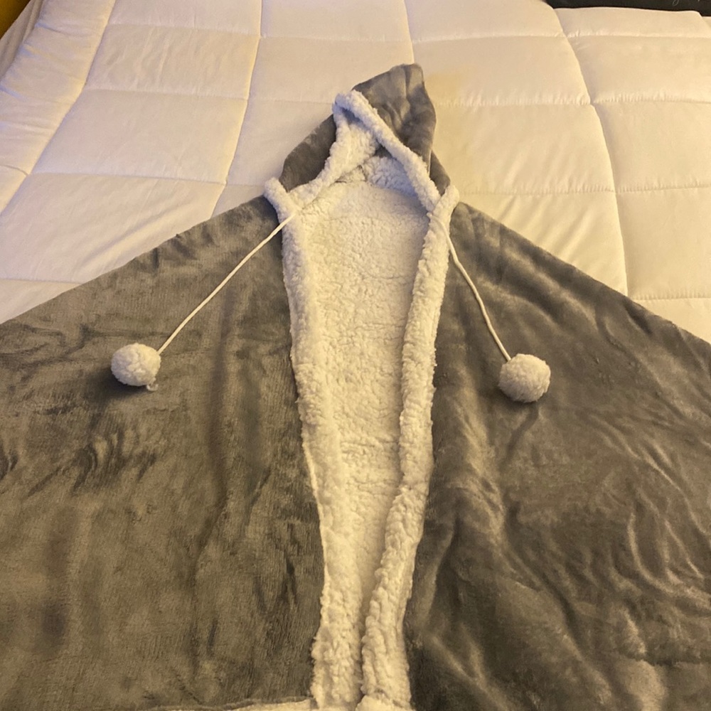 Hooded throw - Picture 1 of 4